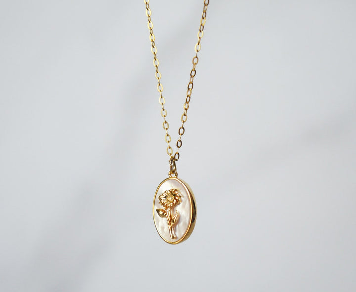 April Pearl Birth Flower Necklace - Daisy - Birth Month Flower Jewelry