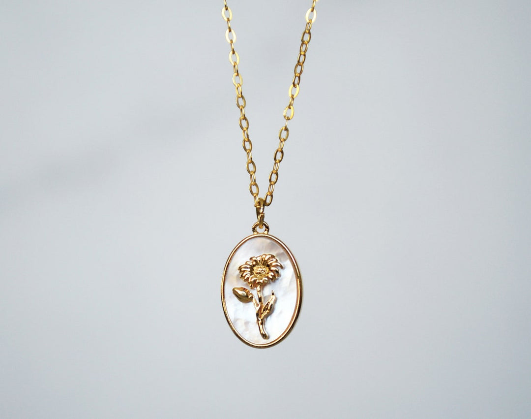 April Pearl Birth Flower Necklace - Daisy - Birth Month Flower Jewelry