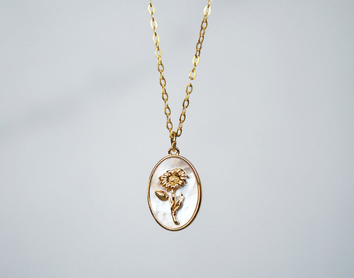 April Pearl Birth Flower Necklace - Daisy - Birth Month Flower Jewelry