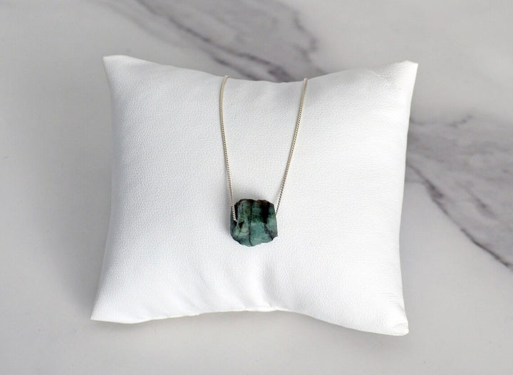Raw Emerald Necklace, May Birthstone Necklace, Natural Stone Emerald Jewelry, Layering Necklace, Boho Necklace, Healing Crystals