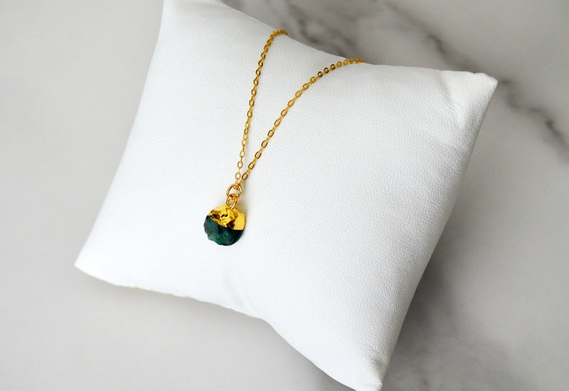 Dainty Emerald Raw Birthstone Necklace, May Birthstone Necklace, Bridesmaid Gift, Layering Necklace. Gift for Mom