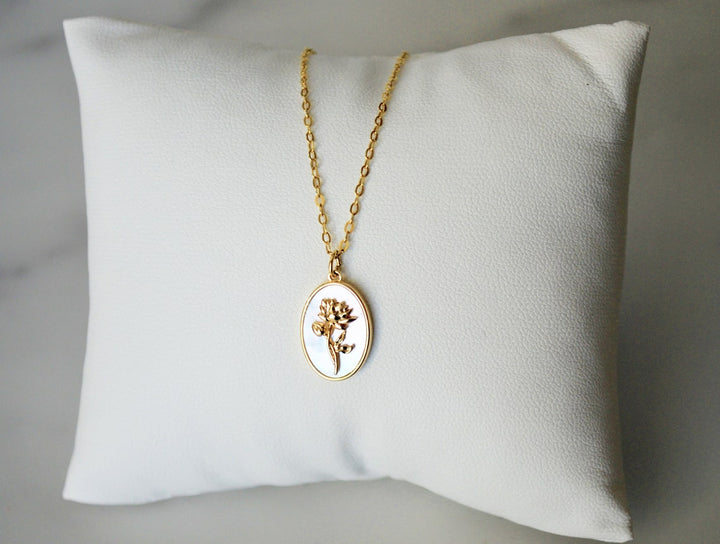 July Birth Flower Necklace, Water Lily Birth Month Flower Necklace, Mom Necklace, Personalized Layering Necklace, Push Present