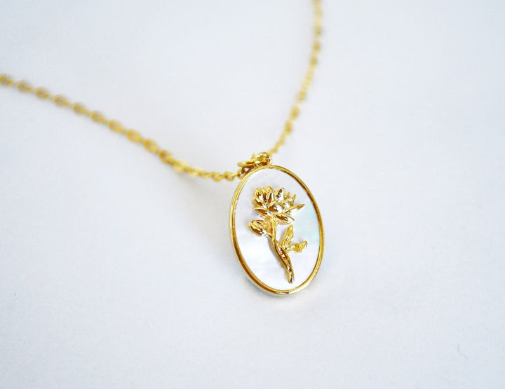 July Birth Flower Necklace, Water Lily Birth Month Flower Necklace, Mom Necklace, Personalized Layering Necklace, Push Present