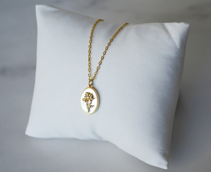 July Birth Flower Necklace, Water Lily Birth Month Flower Necklace, Mom Necklace, Personalized Layering Necklace, Push Present